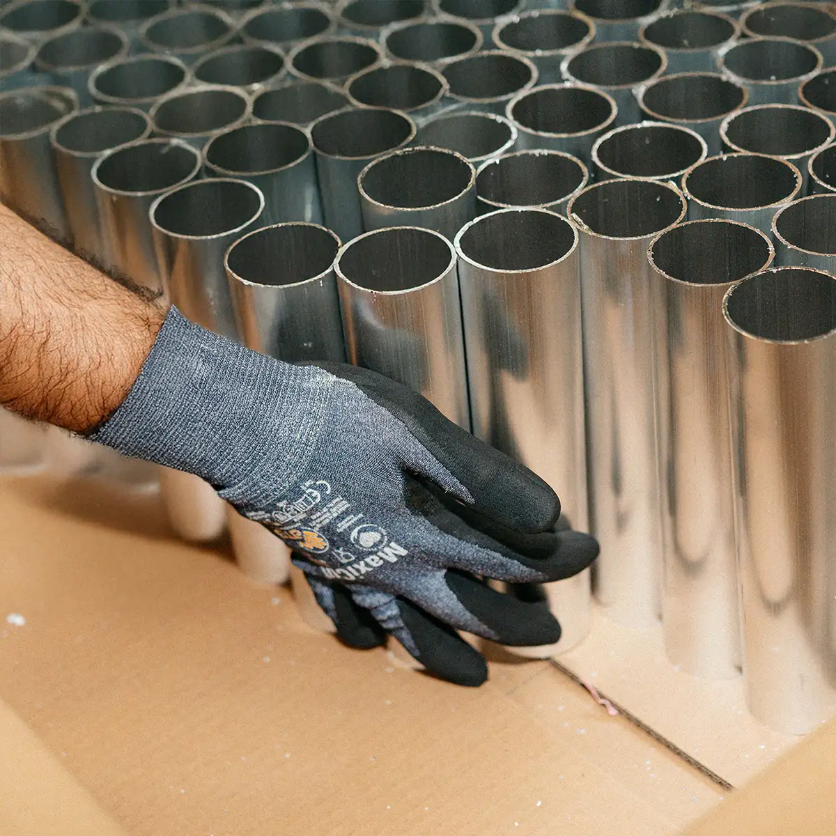 Arbeiter verpackt Rundrohr sorgfältig für den Versand.